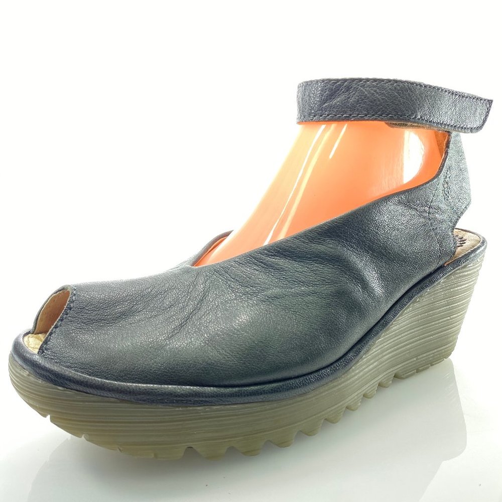 FLY LONDON Yala 10 / 40 Gray Leather Wedge Sandals